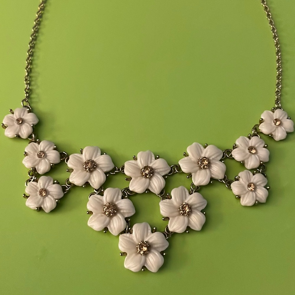 Feminine floral necklace
